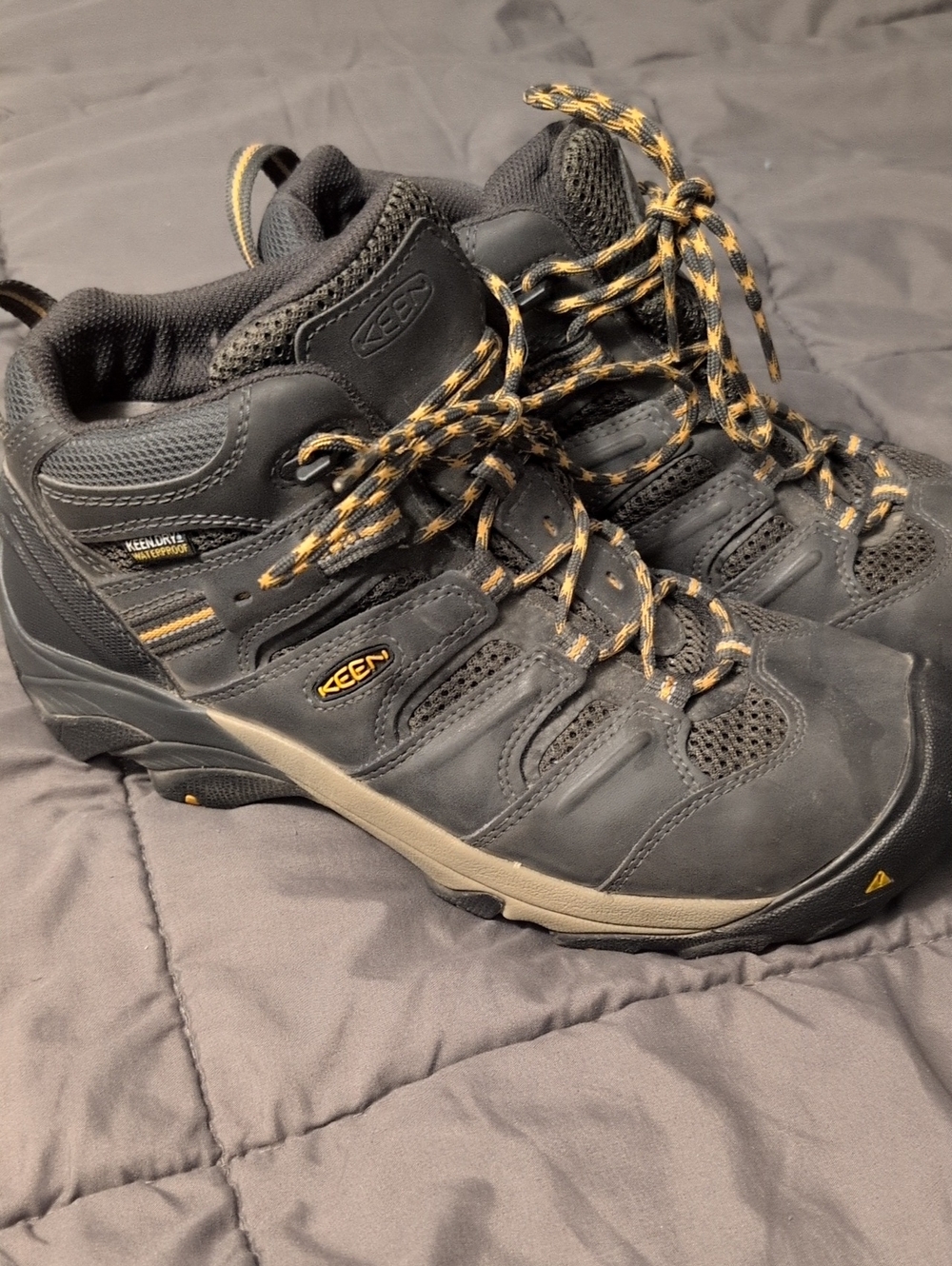 KEEN Men's Black and Tan Hiking Boots